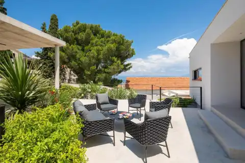 Brač - Moderna vila s bazenom, jacuzzijem i saunom