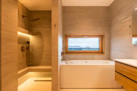 Загреб, Грачани – четырехкомнатная квартира с садом и просторными террасами.