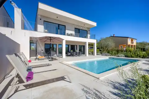Kuća 230 m² — grijani bazen, krovna terasa, Poreč