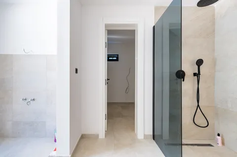 Trogir - Nova moderna vila od 300m2 s bazenom i jacuzzijem