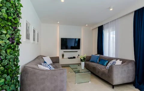 Dubrovnik, Zaton – Bijela moderna vila uz more s dodatnim zemljištem