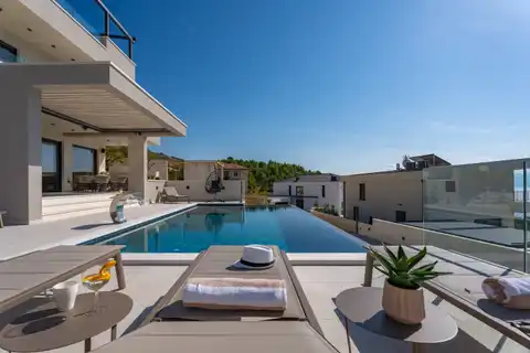 Podstrana - Moderná luxusná vila s bazénom a strešnou terasou