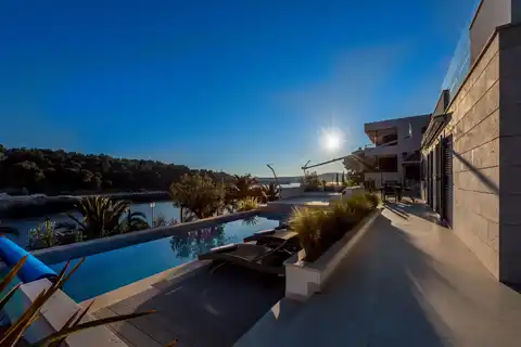 Brač, Milna - Villa moderna in prima fila sul mare, 264 m2