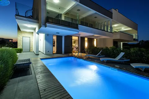 Zadar, Sukošan – Ekskluzywna dwupoziomowa willa z basenem, 170 m²