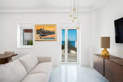 Podstrana - Dvosoban stan sa krovnom terasom i parking mjestom