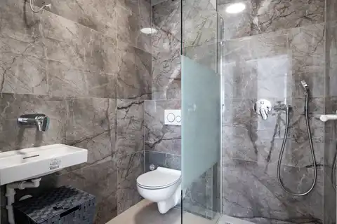 Podstrana - Dvosoban stan sa krovnom terasom i parking mjestom