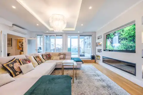 Zagreb, Vrbani III - luxurious penthouse, first row to the lake