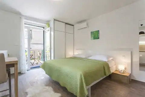 Split, Bačvice - Stan s 3 apartmanske jedinice i prostranim vrtom