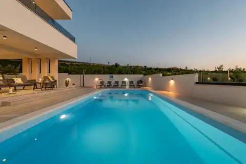 Zadar, Rovanjska – villa de 220 m², piscine et vue sur la mer