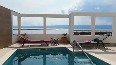 Омиш, Станичи – вилла на первой линии у моря с большим потенциалом