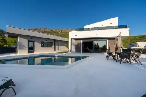 Split, Strožanac - Moderna vila s pogledom na more, bazenom i pomoćnim objektom 50 m2