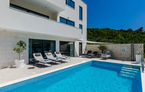 Dubrovnik, Zaton – Bijela moderna vila uz more s dodatnim zemljištem
