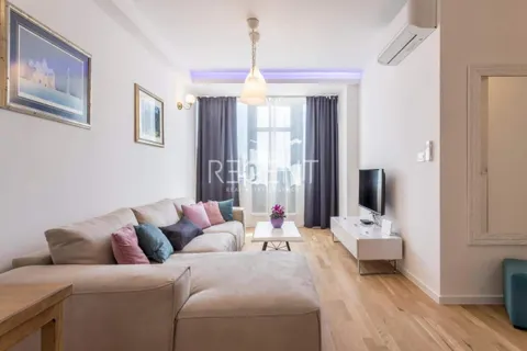 Split, Žnjan - Luxusní dvoupokojový penthouse 70 m2 s terasou