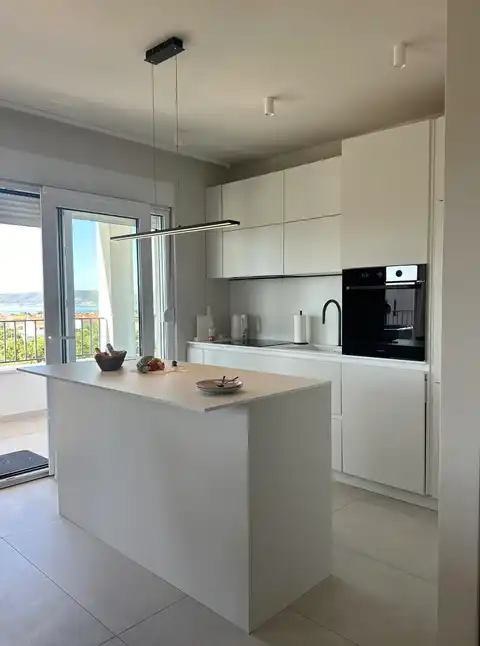 Kaštel Stari - Štirisobno stanovanje z ložo in pogledom na morje