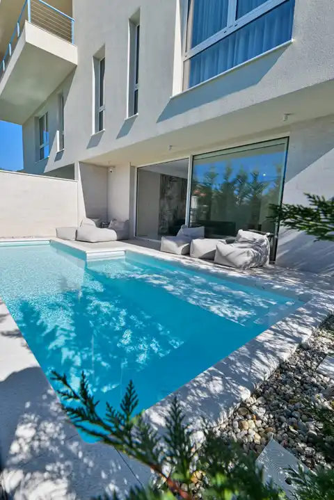 Seget Vranjica – moderna duplex vila s dva bazena i pogledom na more