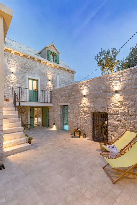 Brač, Pučišća - Nádherná kamenná vila 120 m2
