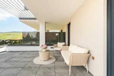 Šestine – ekskluzywne mieszkanie w willi miejskiej z prywatnym wejściem i garażem