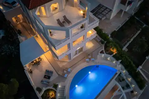 Brač - Moderna vila prvi red uz more