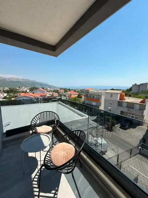 Split, Kila — Dvosobno stanovanje 66 m², balkon, garaža, novejša stavba