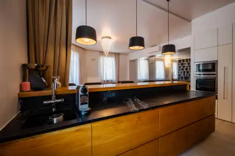 Appartamento 240 m², Donji grad — 3 camere da letto, balcone, parcheggio