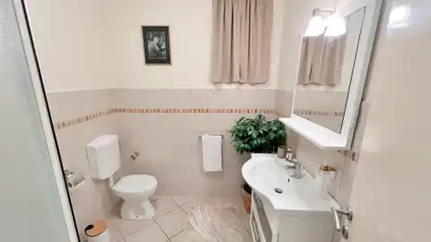 Villa 472 m², Brodarica — en première ligne de mer, 3 appartements