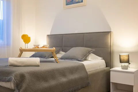 Trogir – jednosoban stan s loggiom i vrtom dugoročan najam