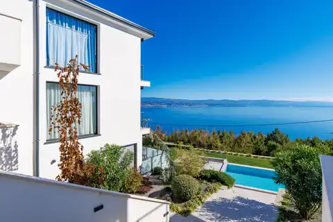Stan 130 m², pogled na more, terasa i bazen – Opatija, Lovran