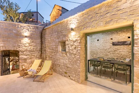 Brač, Pučišća - Nádherná kamenná vila 120 m2