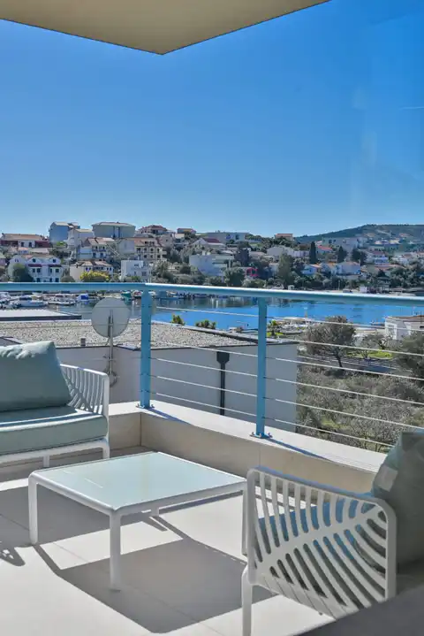 Seget Vranjica – moderna duplex vila s dva bazena i pogledom na more