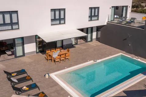 Ostrov Brač, Milna – Nově postavená luxusní vila o rozloze 370 m2 s velkým hydromasážním bazénem
