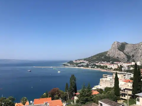 Omiš, Borak – građevinsko zemljište s projektom vile i bazenom