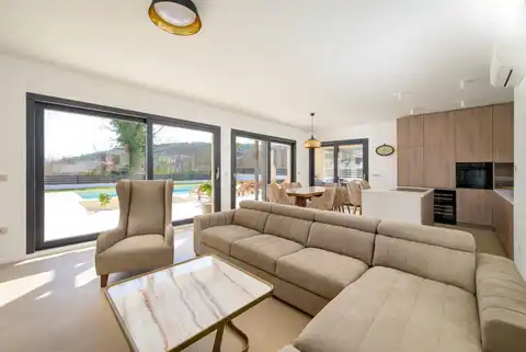 Rovinj- vila s bazenom u modernoj novogradnji