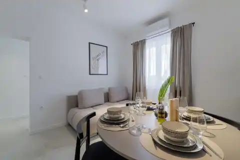 Split, Kila – stan 51 m² z vrtom, bazenom in s parkiriščem