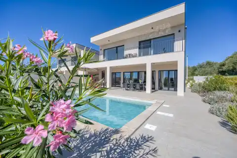 Kuća 230 m² — grijani bazen, krovna terasa, Poreč