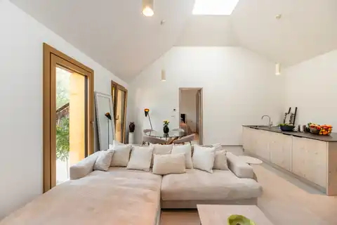 Ravna Gora, kuća 146 m² — 2 stana, privatni lift, bazen