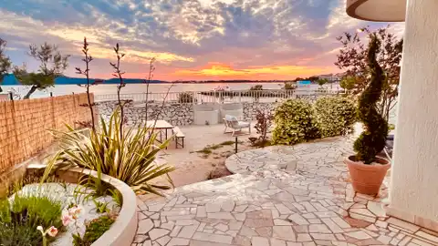 Villa 472 m², Brodarica — en première ligne de mer, 3 appartements