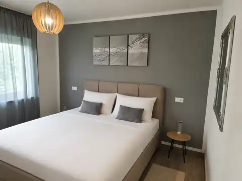 Parenzo, dintorni – casa di 135 mq, arredata con piscina e giardino.