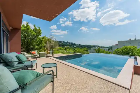 Záhřeb, Šestine - Moderní rodinná vila s bazénem obklopená zelení