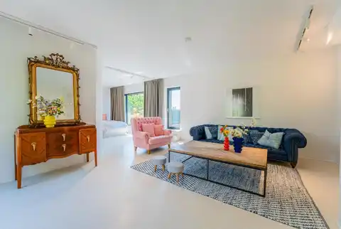 Zagreb, Šestine – Moderna družinska vila z bazenom, obdana z zelenjem, najem