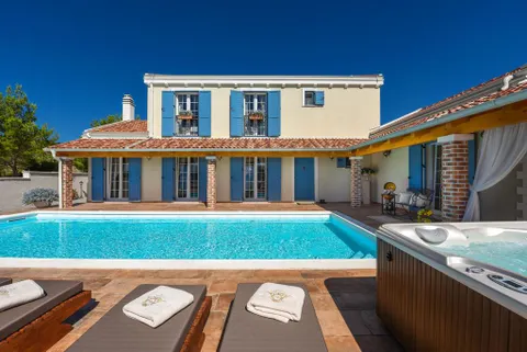 Zadar, Novigrad – Rustikální vila s tenisovým kurtem