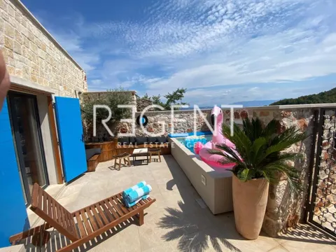 Hvar - villa in pietra dal design unico di 250m2