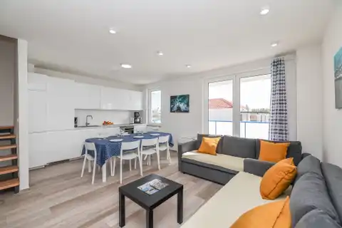 Privlaka - Dom szeregowy z basenem i tarasem na dachu.