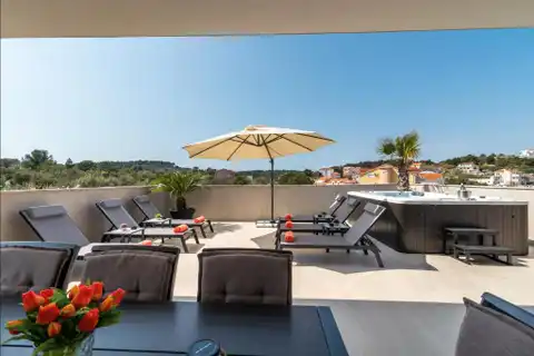 Trogir, Čiovo – Penthouse, 227 m² s 360° terasom i wellnessom