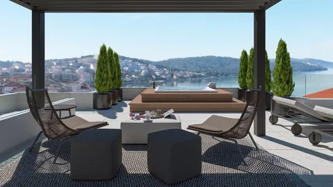 Trogir, Okrug Gornji - Trosoban stan sa balkonom i krovnom terasom
