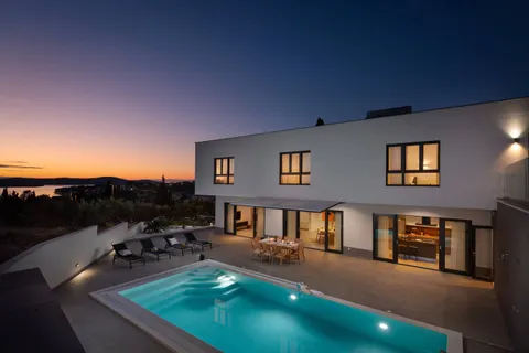 Ostrov Brač, Milna – Nově postavená luxusní vila o rozloze 370 m2 s velkým hydromasážním bazénem