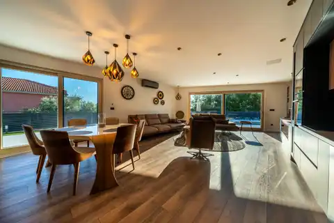 Split, Strožanac - Moderna vila s pogledom na more, bazenom i pomoćnim objektom 50 m2