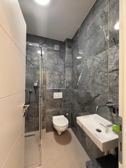 Podstrana - Dvosoban stan sa krovnom terasom i parking mjestom