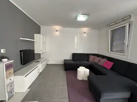 Split, Žnjan - Četverosoban stan sa loggiom