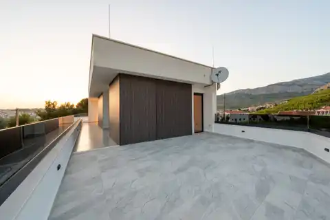 Split, Strožanac - Moderna vila s pogledom na more, bazenom i pomoćnim objektom 50 m2