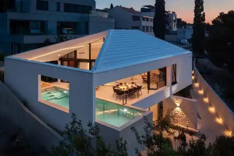 Brač - Moderna vila s bazenom, jacuzzijem i saunom
